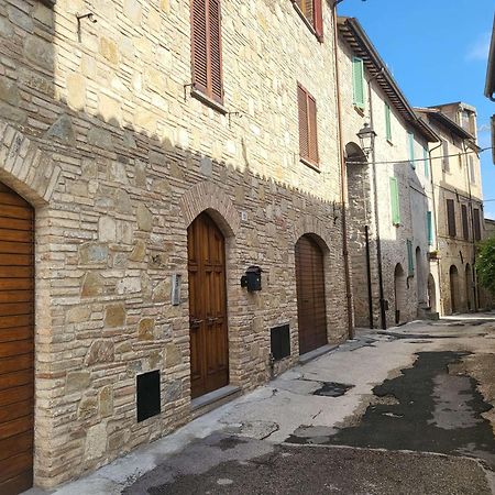 Appartamento Con Camino In Centro Storico Bevagna Bagian luar foto
