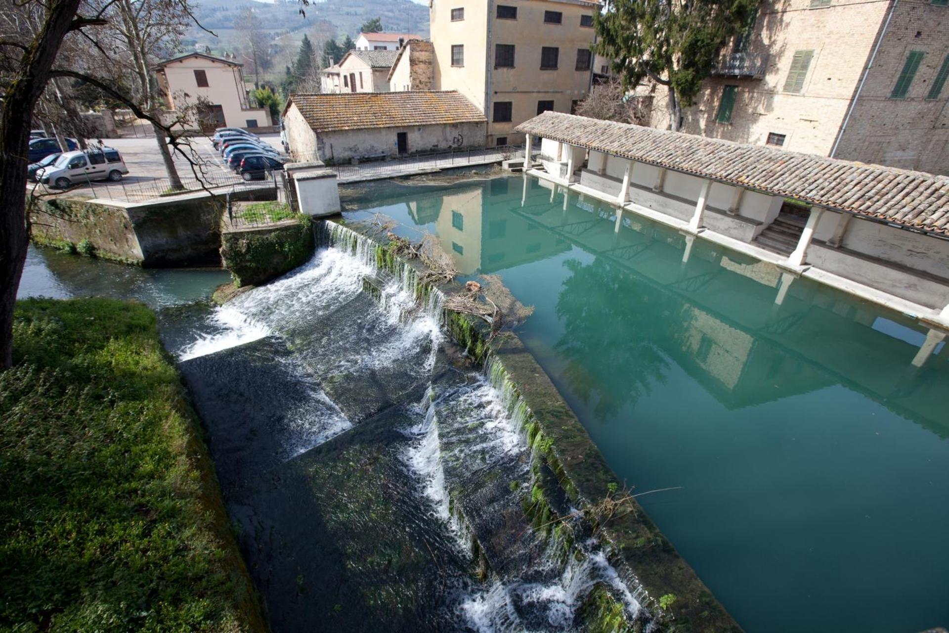 Appartamento Con Camino In Centro Storico Bevagna Bagian luar foto