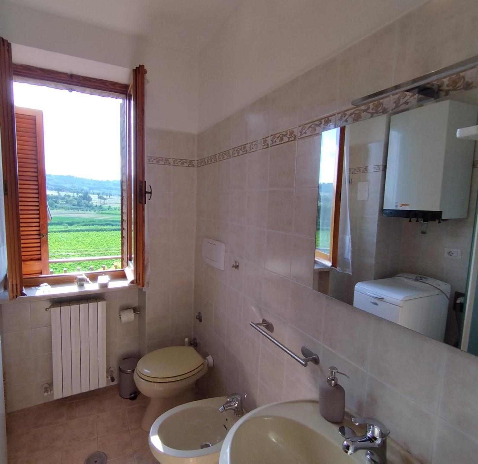 Appartamento Con Camino In Centro Storico Bevagna Bagian luar foto